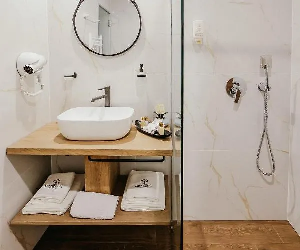 Hotel Park Service Perfected Garmen